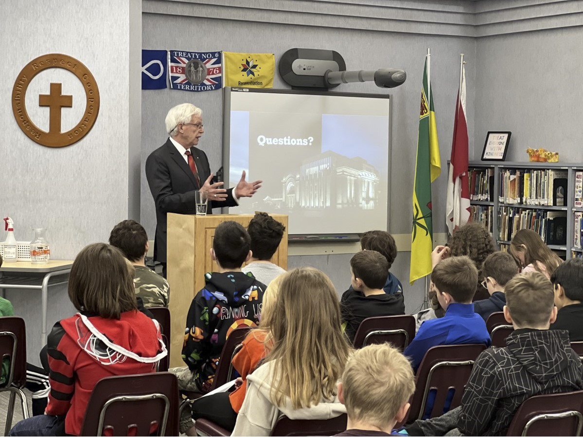 Wednesday, May 18, 2022 – Senator David M. Arnot meets with Grade 5 students at St. Angela School in Saskatoon, Saskatchewan, to talk about the work of the Upper Chamber, civic engagement and treaty relationships between Indigenous peoples and Canada’s federal government.