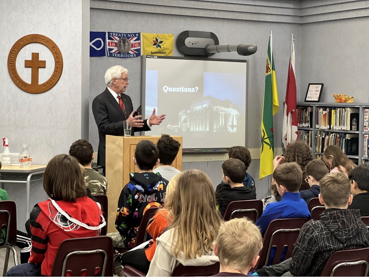 Le mercredi 18 mai 2022 – Le sénateur David M. Arnot rencontre des élèves de 5e année de l’école St. Angela à Saskatoon, en Saskatchewan, pour discuter du travail effectué par la Chambre haute, de questions sur l’engagement civique et les relations fondées sur les traités entre les peuples autochtones et le gouvernement fédéral du Canada.