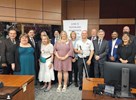Photo de groupe de membres de la communauté sourde-aveugle avec les sénateurs Percy Mockler, Tony Loffreda, Brent Cotter, Elizabeth Marshall et Yonah Martin, et l’ancien sénateur Vim Kochhar, dans une salle de comité.