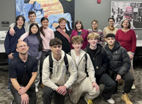Un groupe d’élèves, d’enseignants et de sénateurs posent pour une photo prise lors de la visite d’une école secondaire.