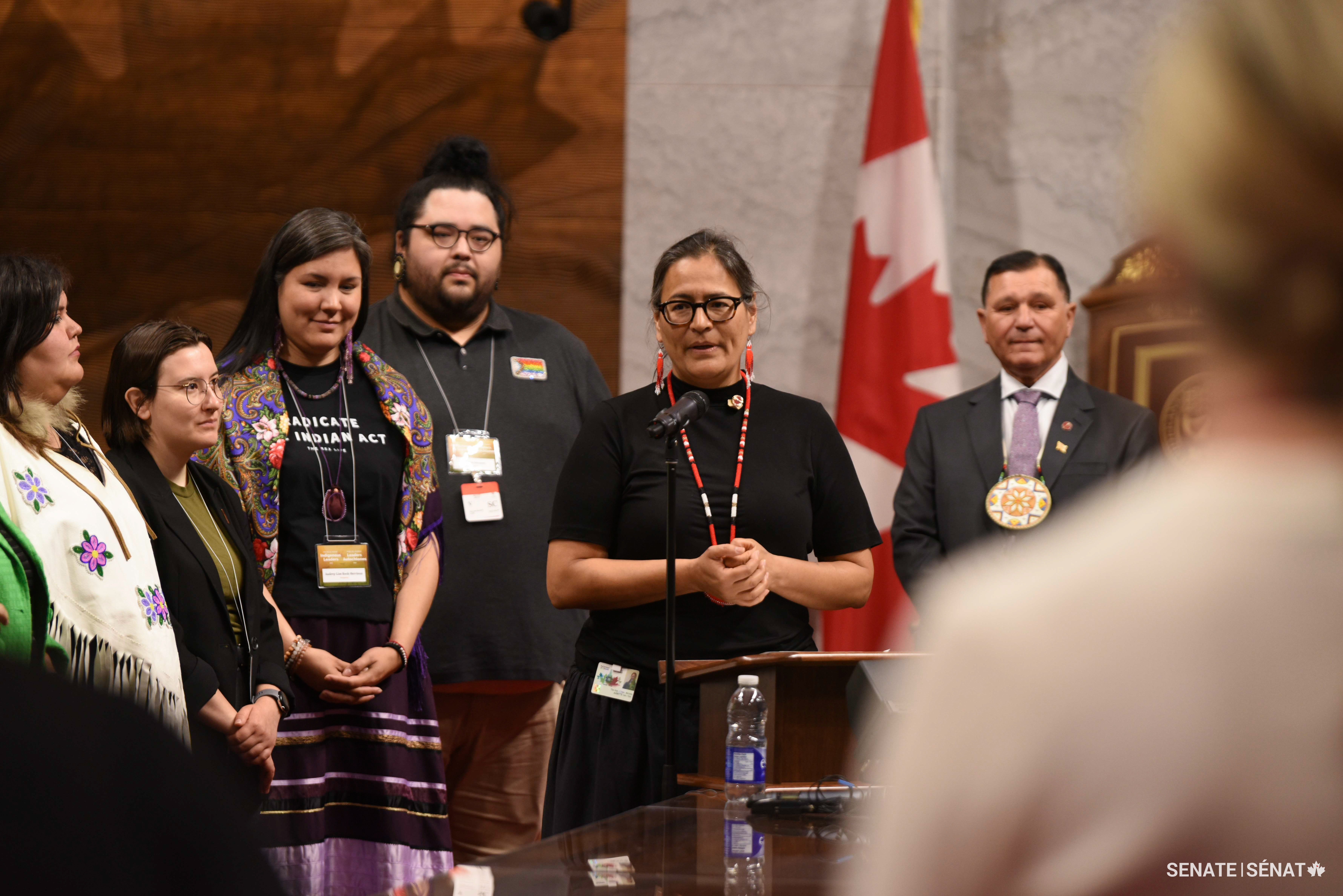 La sénatrice Michèle Audette accueille les jeunes leaders autochtones au Sénat lors de la cérémonie d’ouverture dans la Chambre rouge. 