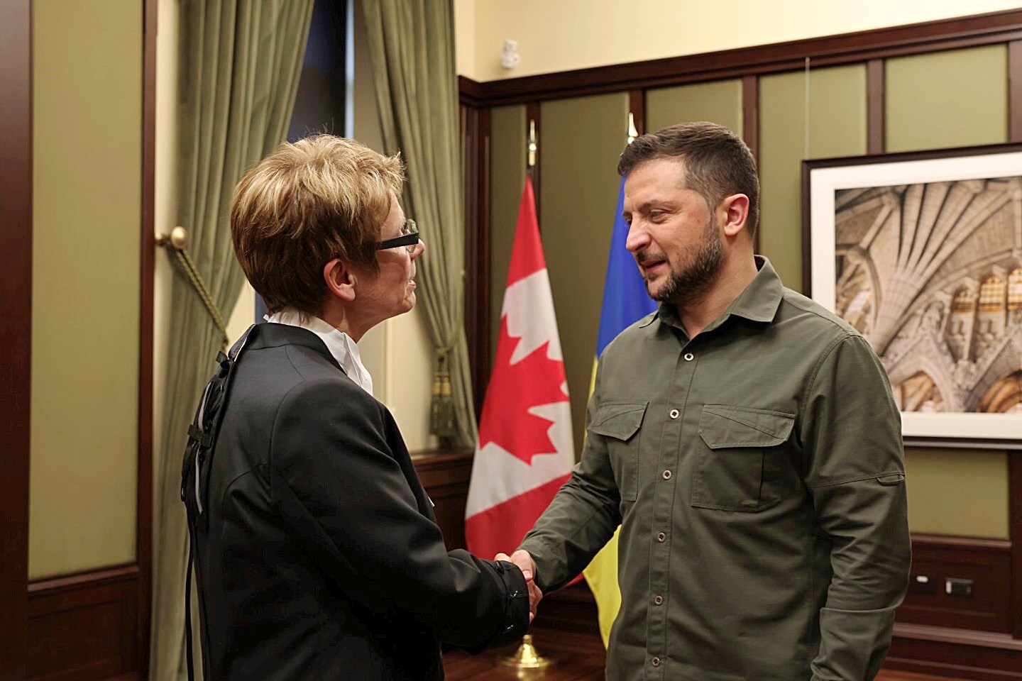 La Présidente du Sénat, Raymonde Gagné, accueille au Parlement canadien le président de l’Ukraine, Volodymyr Zelenskyy, le vendredi 22 septembre 2023.