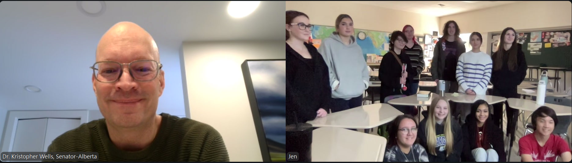 Un appel vidéo montrant une personne à gauche et un groupe de personnes dans une salle de classe à droite