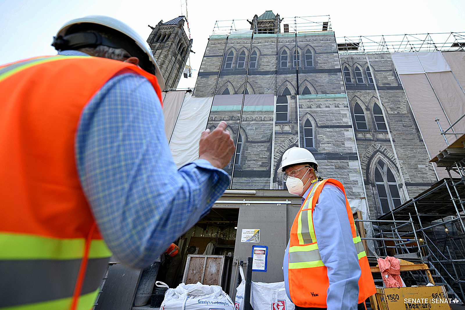 As chair of the Senate’s Subcommittee on Long Term Vision and Plan, Senator Tannas observes the installation of decorative tarps printed to look exactly like the exterior of Centre Block in May 2022.