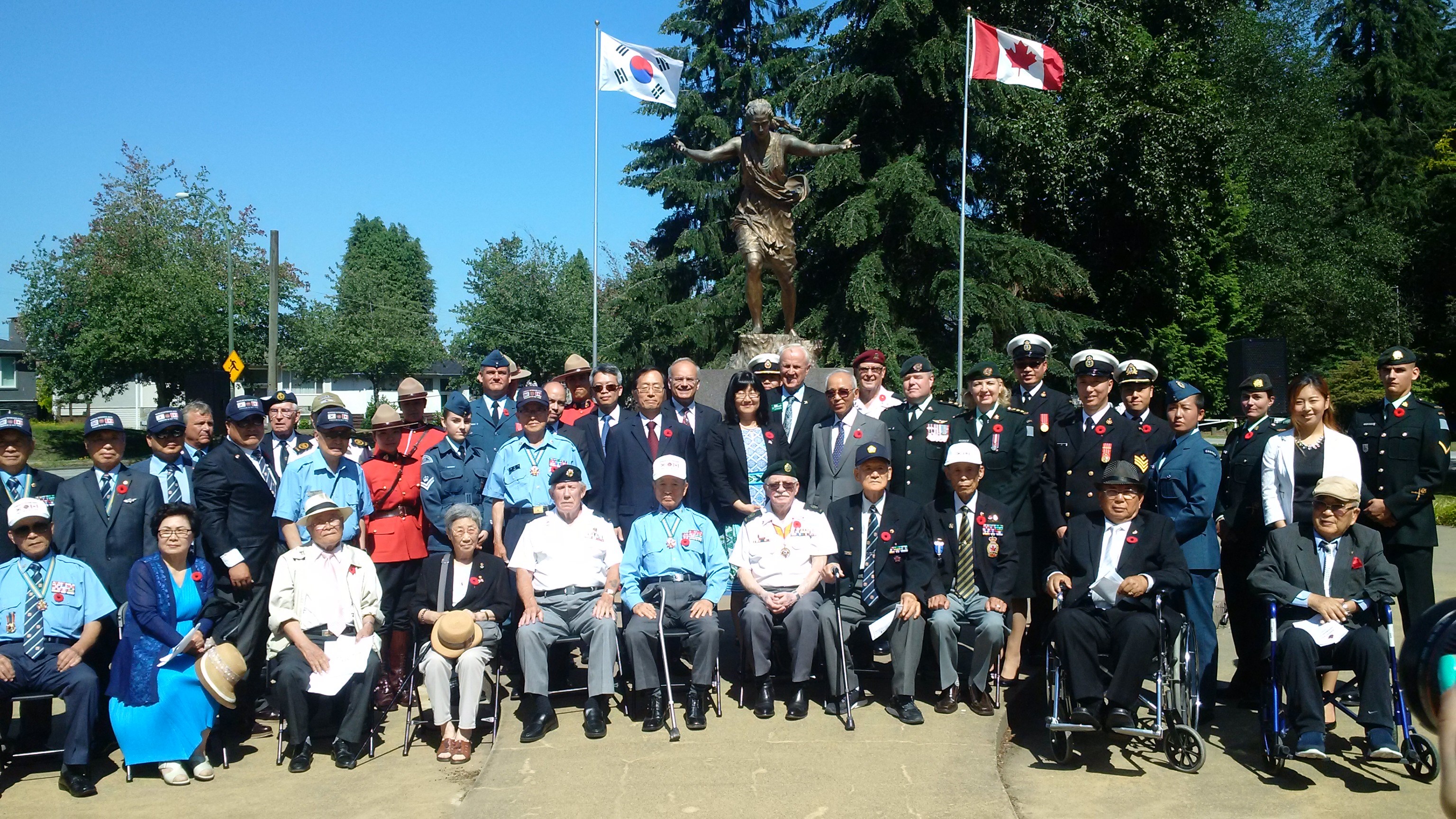 Le 27 juillet 2016, la sénatrice Martin assiste à une cérémonie dans le cadre de la Journée des anciens combattants de la guerre de Corée au monument commémoratif de la guerre de Corée, Ambassador of Peace, situé dans Central Park, à Burnaby, en Colombie-Britannique.