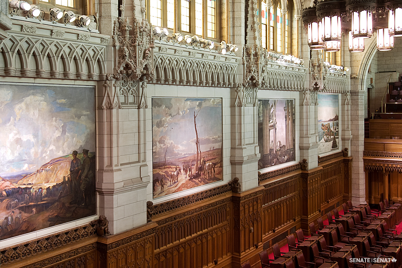 Quatre des peintures de la Chambre du Sénat sur le thème de la guerre sont accrochées au mur ouest et font face à quatre autres peintures sur le mur est. Aucune ne dépeint des scènes de bataille. Elles se concentrent plutôt sur les séquelles de la guerre et sur des représentations du courage et de la détermination, loin des lignes de front.
