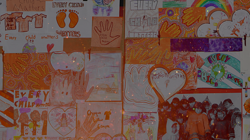Un collage de dessins orange représentant la Journée nationale de la vérité et de la réconciliation.
