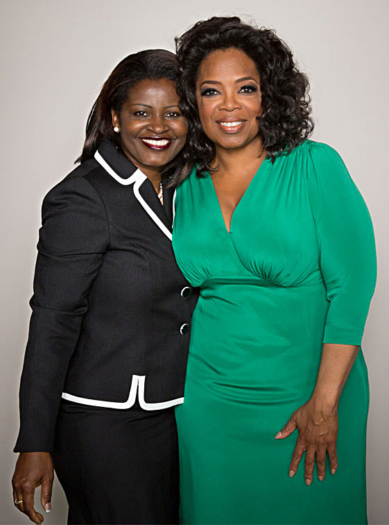 La sénatrice Gerba rencontre Oprah Winfrey lors d’un événement au Centre Bell à Montréal en avril 2013. (Crédit photo : Bureau de la sénatrice Amina Gerba)