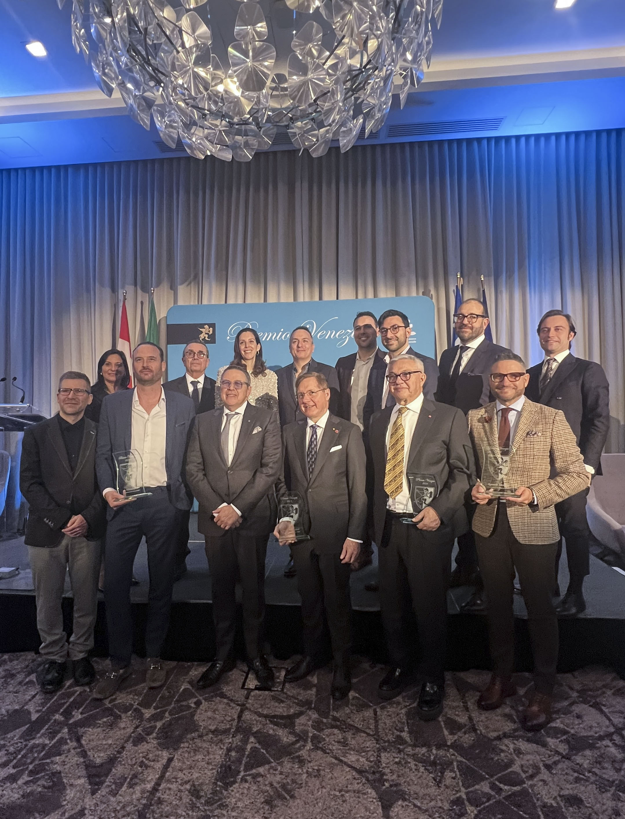 Le mercredi 27 novembre 2024 – Le sénateur Tony Loffreda, première rangée, quatrième à partir de la gauche, avec des membres de la Chambre de commerce italienne au Canada et des alliés de la communauté italo-canadienne; cérémonie de remise du prix Premio Venezia; Montréal, Québec.