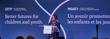 Une sénatrice s’exprime à un pupitre sur une scène lors d’une conférence, avec une grande bannière bleue derrière elle portant le message « Un avenir prometteur pour les enfants et les jeunes ».