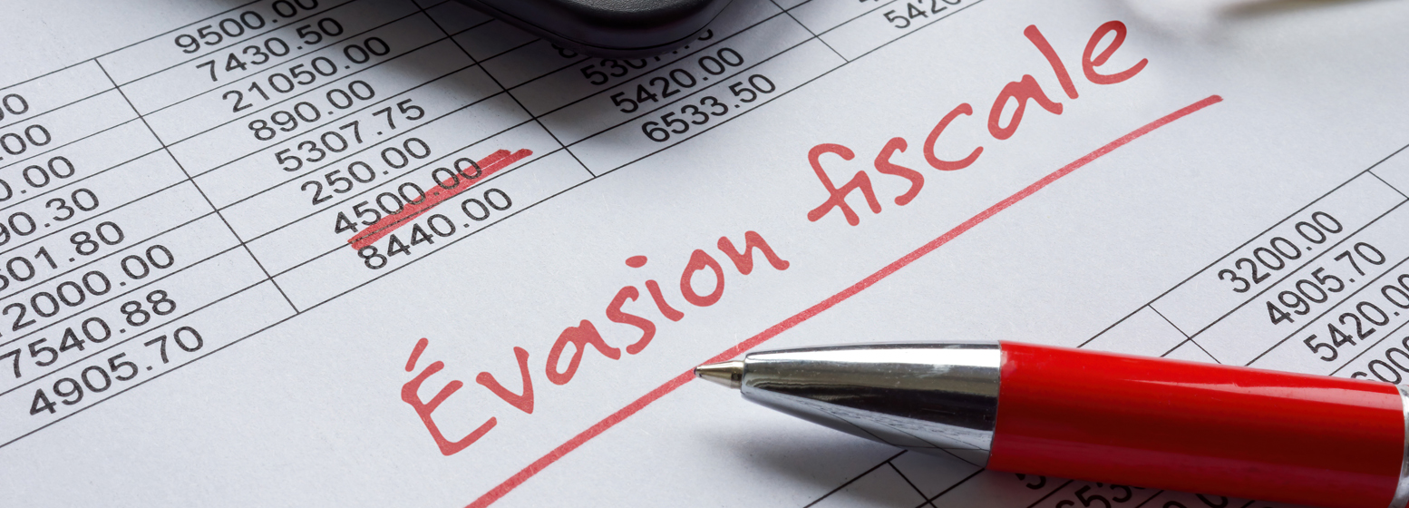 Les mots « évasion fiscale » écrits au stylo rouge sur un document financier.