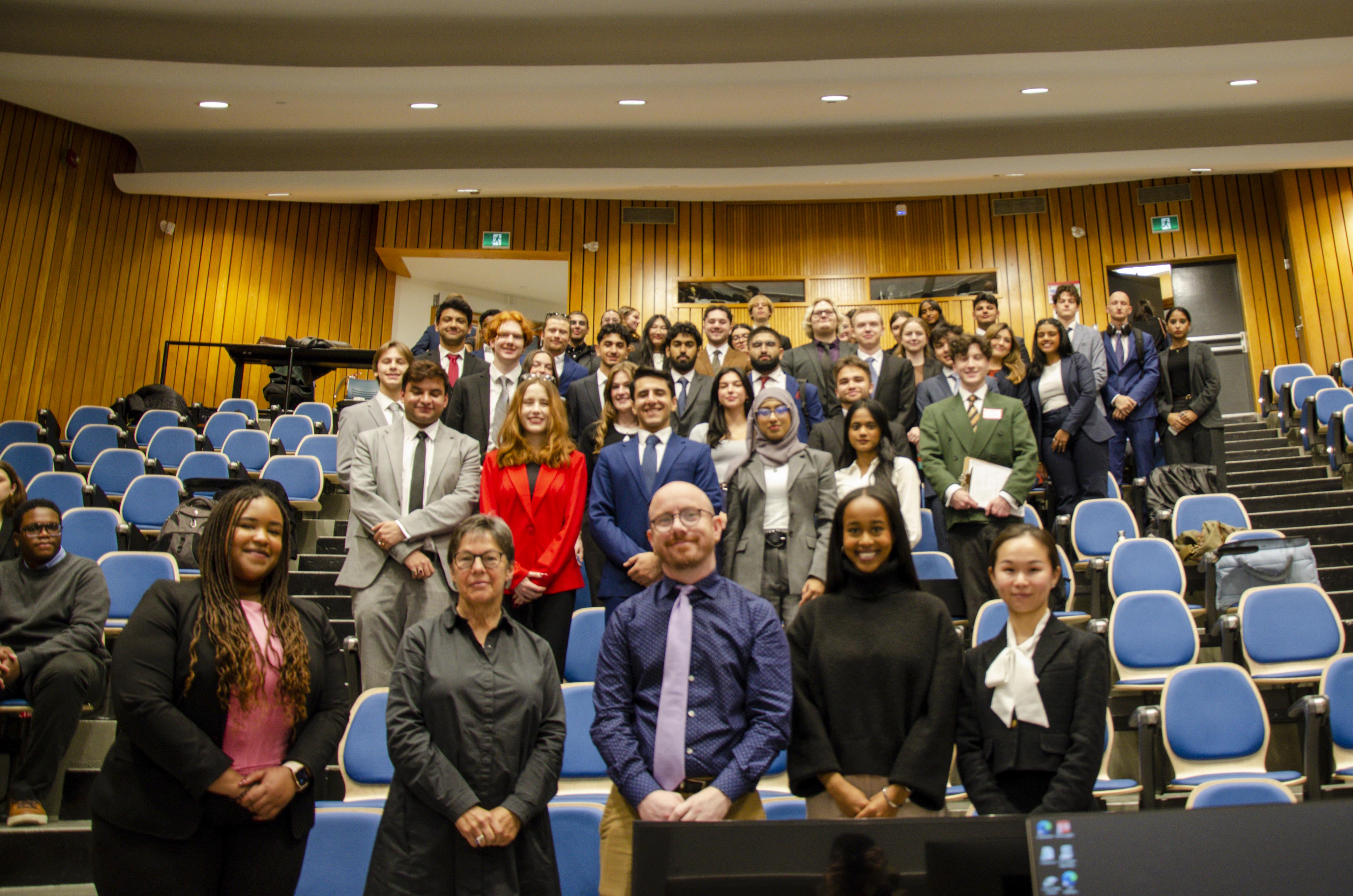 Le samedi 23 novembre 2024 – La sénatrice Kim Pate, première rangée, deuxième à gauche, avec des participants du tournoi de procès fictifs de l’Université Carleton, visite coordonnée par S’ENgage; Université Carleton, Ottawa, Ontario.