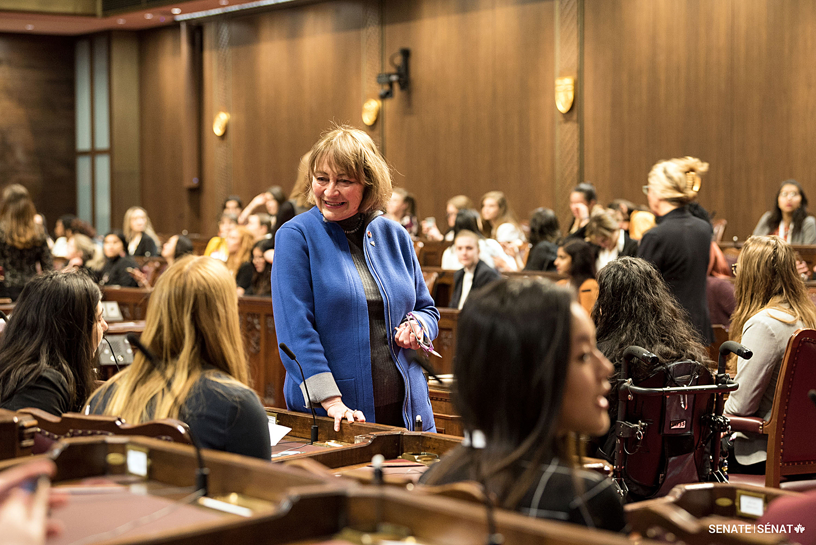 La sénatrice Dasko accueille les déléguées à la Chambre rouge en 2019 dans le cadre d’Héritières du suffrage, un programme qui consistait à inviter une jeune femme de chaque circonscription fédérale à Ottawa à participer aux débats tant au Sénat qu’à la Chambre des communes.