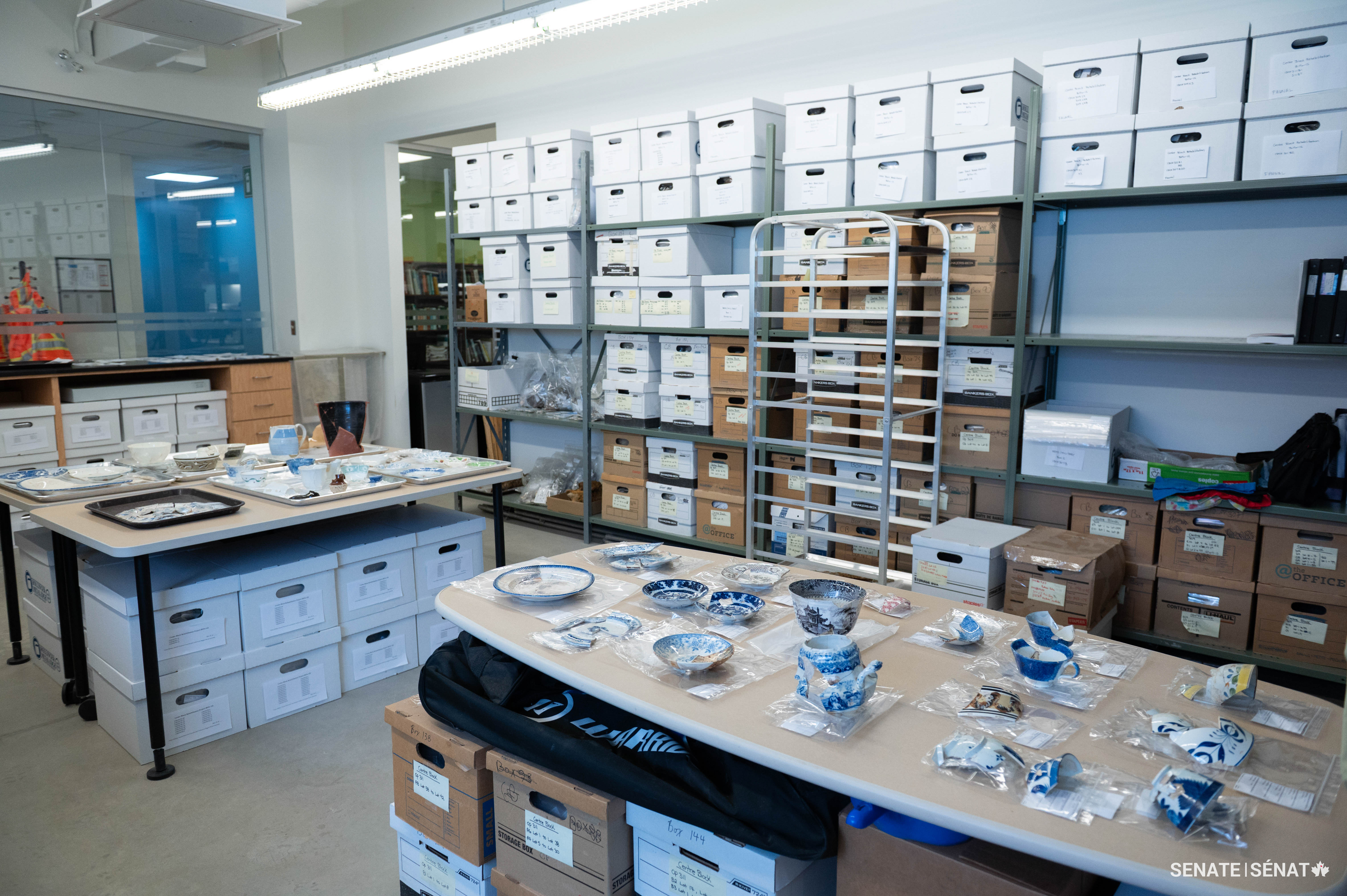 Salle de l’entrepôt à Ottawa, où des milliers et des milliers de fragments et d’artefacts provenant des fouilles archéologiques sur la Colline du Parlement sont analysés et entreposés.