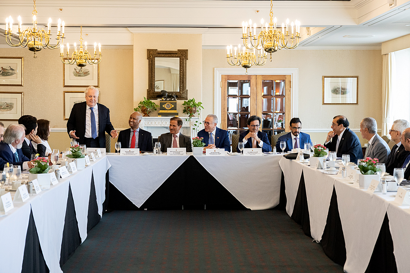 Le sénateur Al Zaibak, troisième à partir de la droite à la table d’honneur, organise un dîner en l’honneur d’une délégation des Émirats arabes unis au Rideau Club, le 12 juin 2026. L’ancien premier ministre du Québec, Jean Charest, et le ministre du Développement international, Ahmed Hussen, figurent également sur la photo. (Crédit photo : Sarah Sharpe et le Conseil d’affaires Canada-UAE)