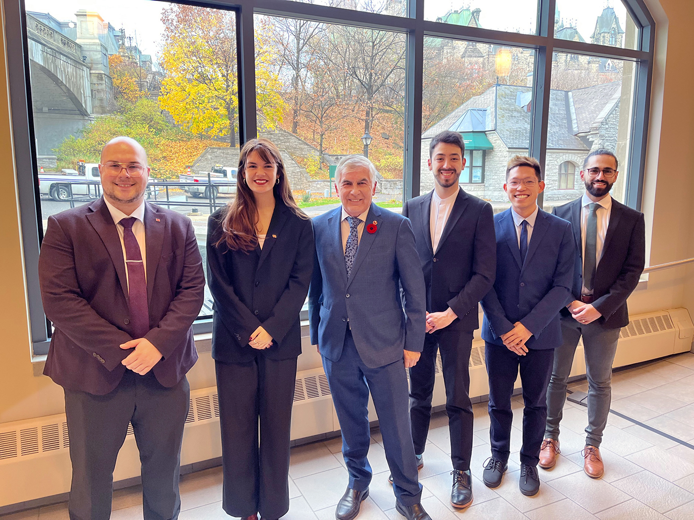 Tuesday, November 1, 2022 – Senator Clément Gignac connects with fellows from the Jean-Charles Bonenfant Foundation during their visit to Parliament Hill. During the meeting, the senator presented on the role of the Upper Chamber and his journey to the Senate, and the fellows asked questions in preparation for their placements with members of the Quebec National Assembly.