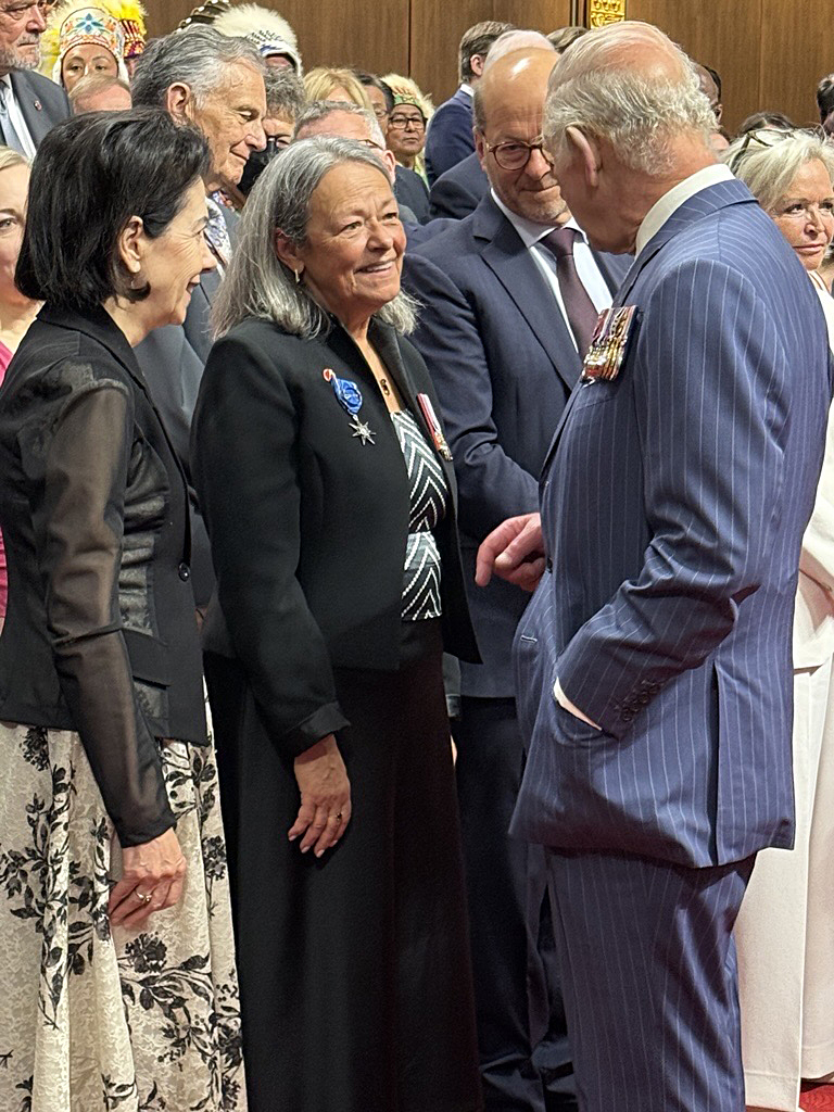 La sénateure Ringuette rencontre le roi Charles III lors de la visite royale et le discours du Trône le 27 mai 2025. (Photo fournie par : Bureau de la sénateure Pierrette Ringuette)