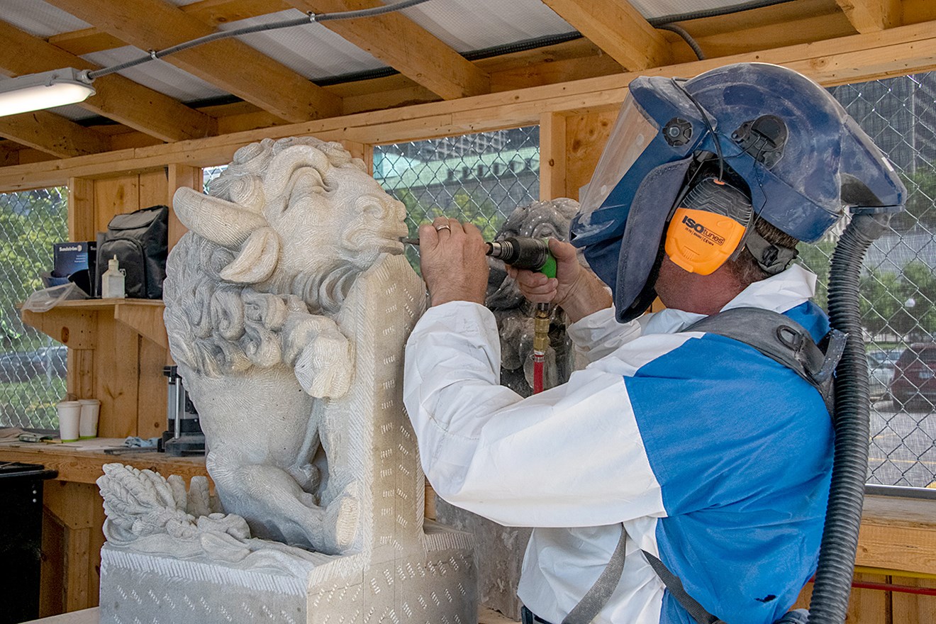 Danny Barber, sculpteur, travaille sur la sculpture d’un bison qui couronne une lucarne au-dessus d’une fenêtre. Cette sculpture fait partie d’une série qui comprend d’autres mammifères canadiens tels que l’orignal, l’ours et le loup.