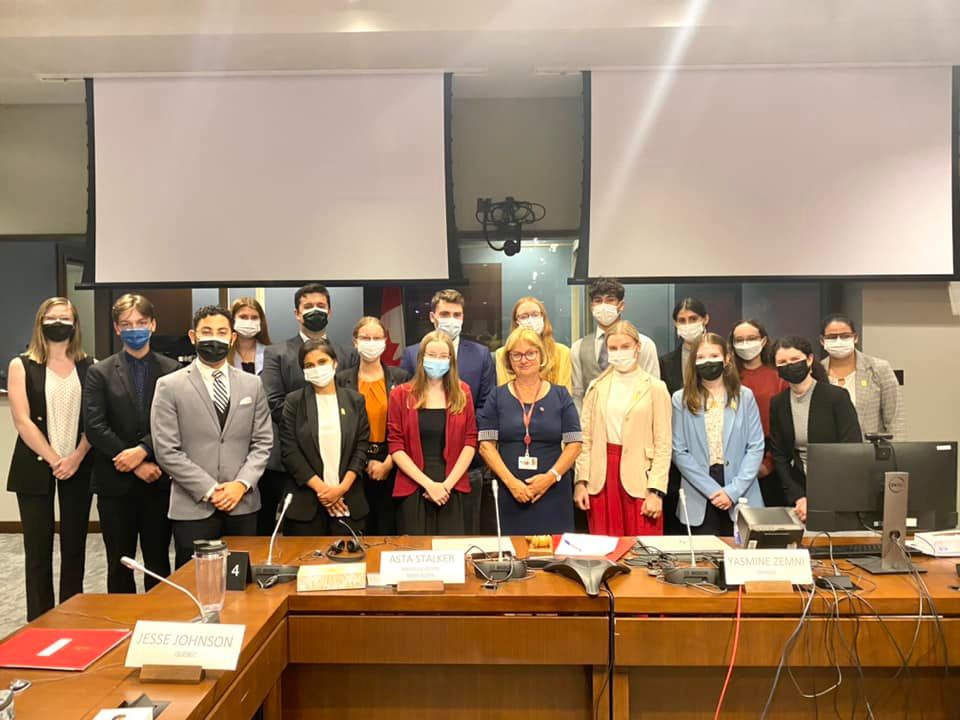 Le jeudi 25 aout 2022 – La sénatrice Julie Miville-Dechêne rencontre les pages du Sénat pour discuter du rôle de la Chambre haute et faire un exposé sur sa carrière journalistique. La sénatrice a répondu aux questions des pages et a aussi traité d’enjeux qui lui sont chers, dont le projet de loi S-211, Loi sur la lutte contre le travail forcé et le travail des enfants dans les chaînes d’approvisionnement.