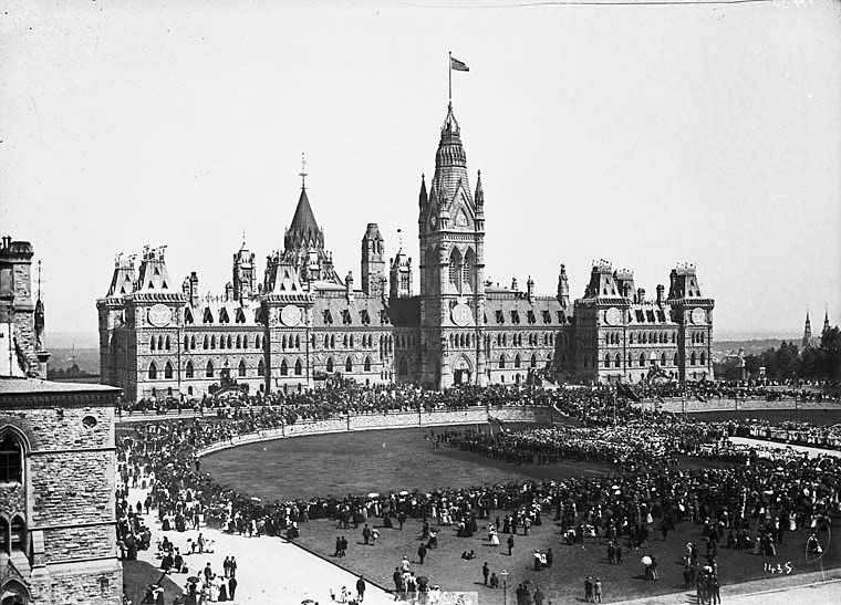 Crowds gather on Parliament Hill to celebrate Queen Victoria’s Diamond Jubilee in 1897. (Photo credit: Library and Archives Canada)