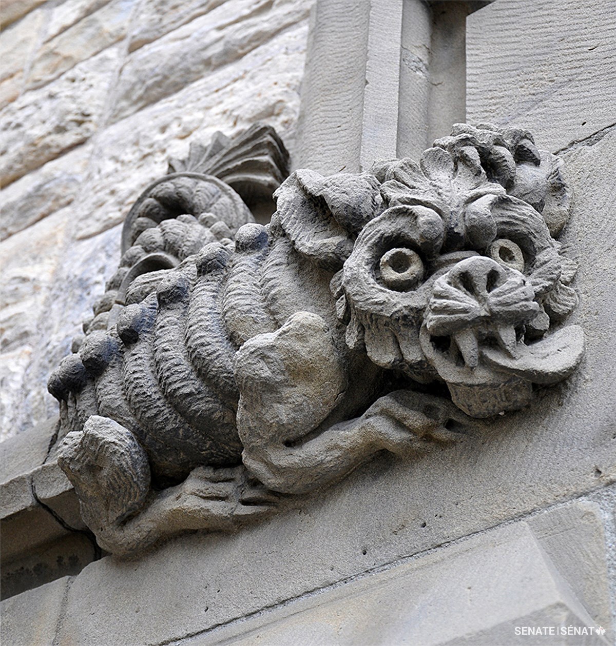 Un dragon à queue de poisson qui orne l’extérieur de l’édifice du Centre fait écho au thème nautique récurrent dans l’ensemble de l’édifice.
