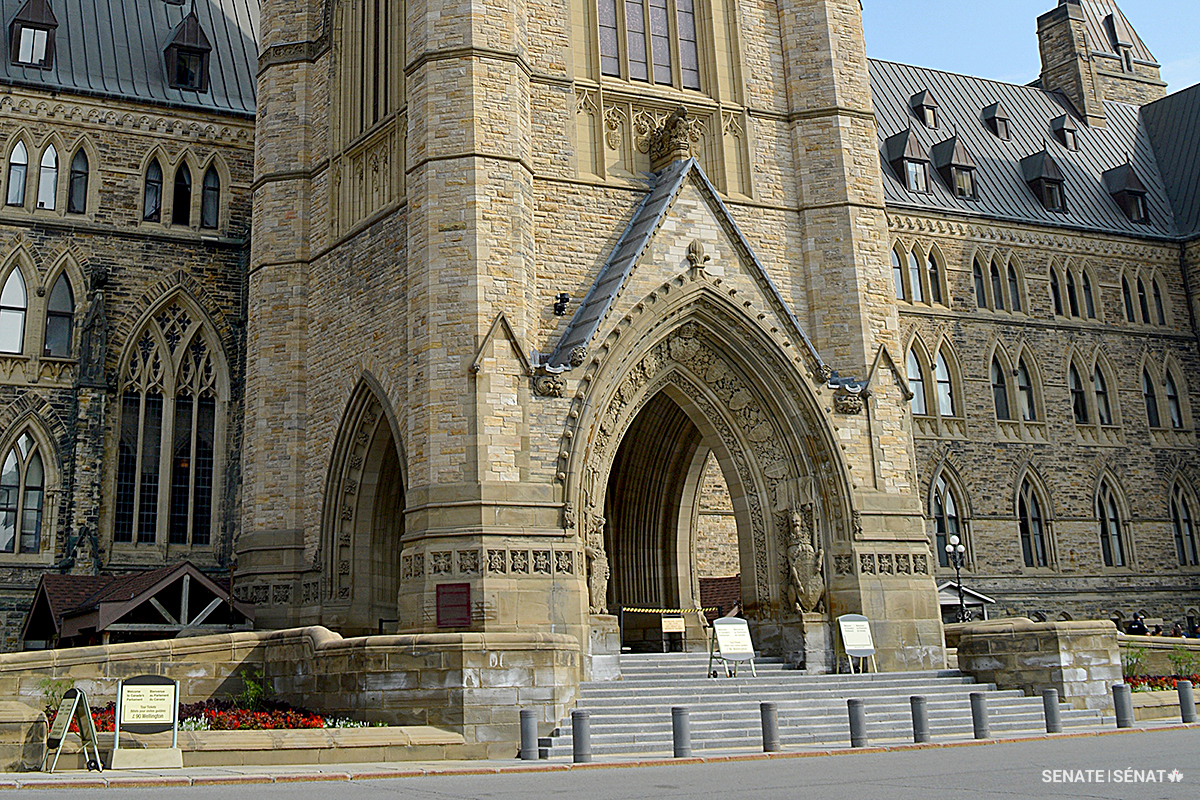 A porte-cochere — a covered entrance over a driveway — forms the base of the Peace Tower. Carvings of regional plants and animals, historical figures, mythical creatures and provincial emblems adorn the entrance.