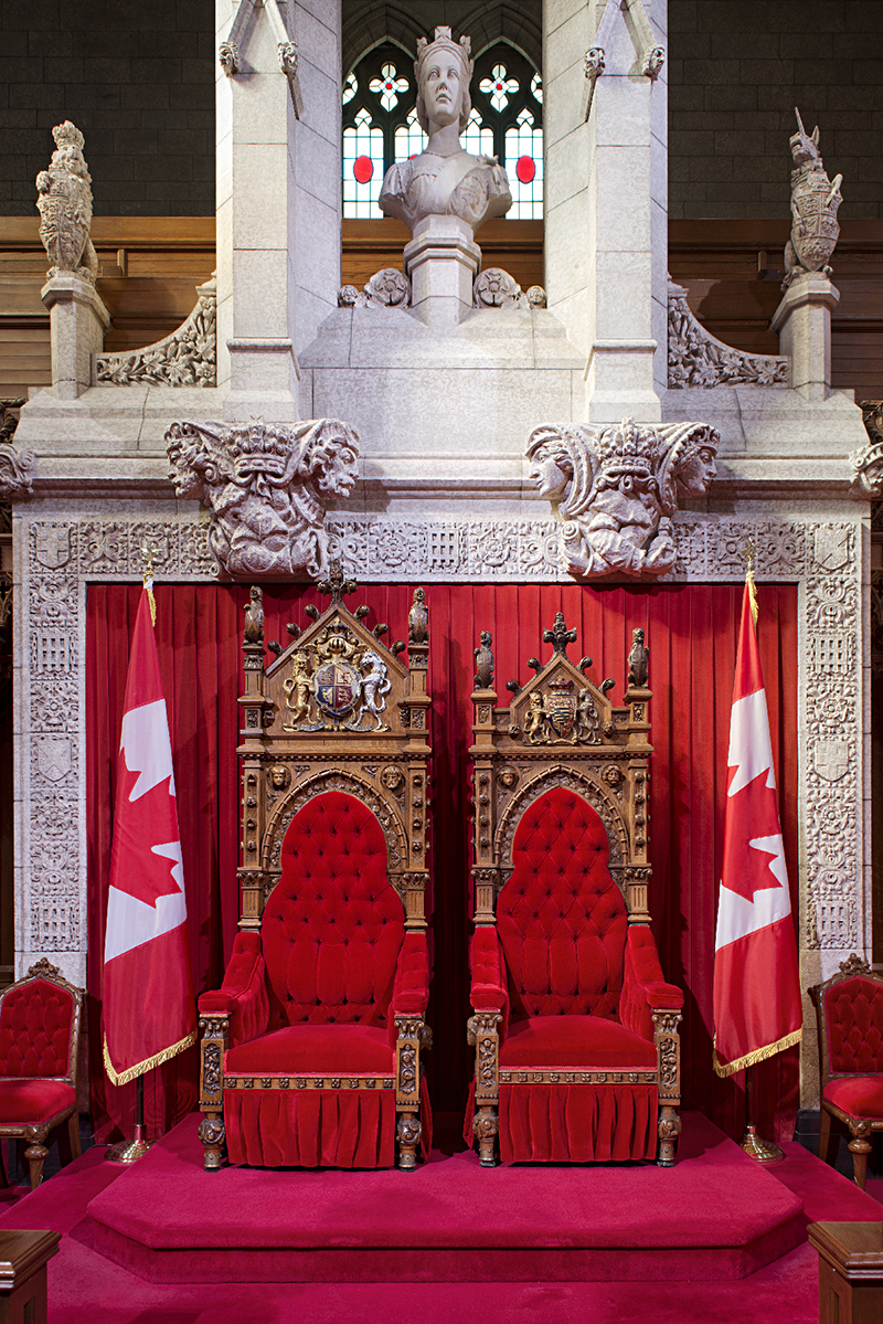 L’estrade du Président de la Chambre du Sénat de l’édifice du Centre arbore des symboles royaux, notamment des roses des Tudor, des herses, des couronnes et des effigies stylisées de monarques.
