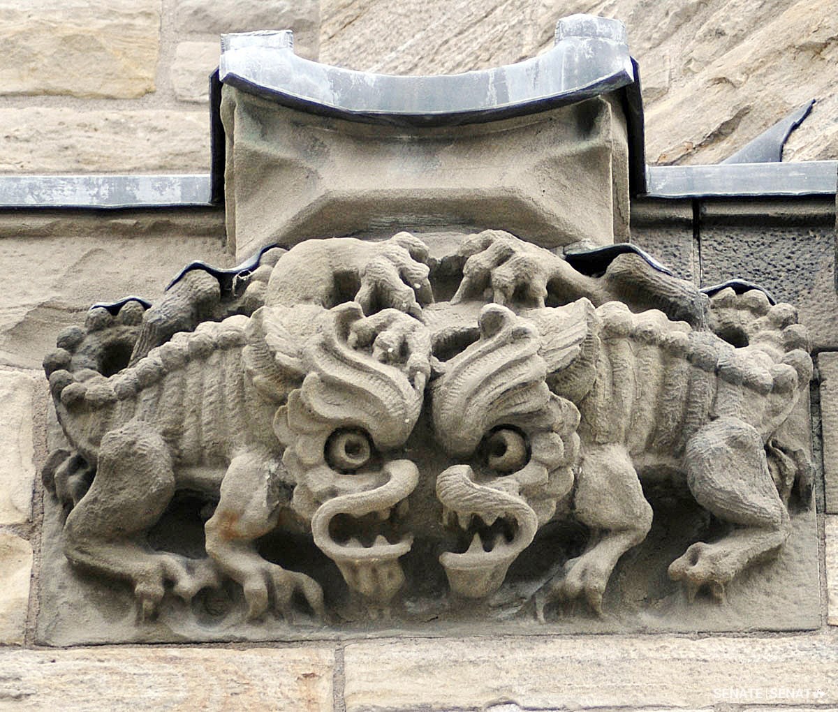Un combat de dragons, sculpté dans la pierre à l’extérieur de l’édifice du Centre.