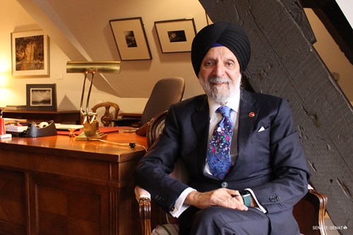 Le sénateur Sabi Marwah assis dans son bureau à Ottawa, en habit avec cravate.
