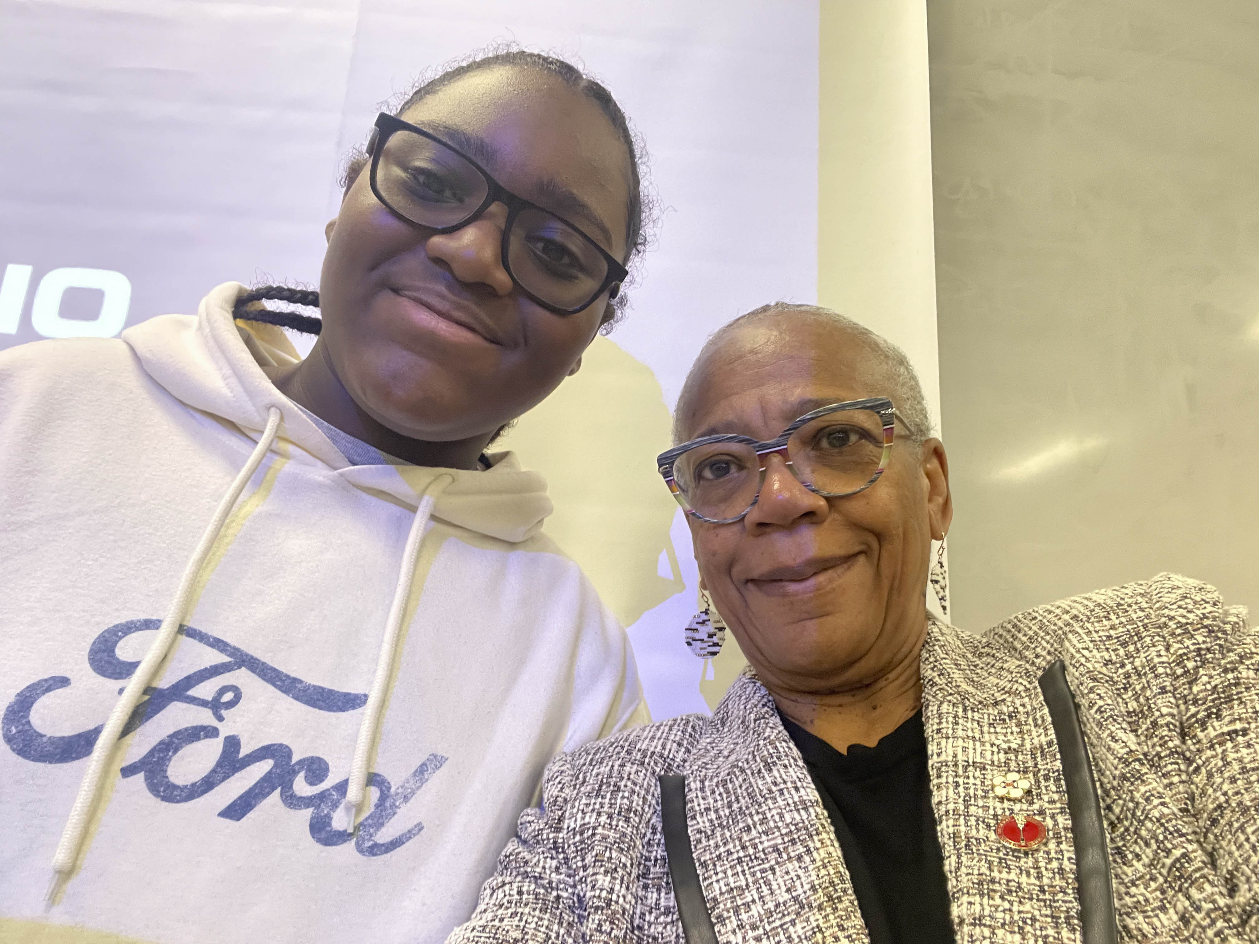 Le jeudi 9 janvier 2025 – La sénatrice Wanda Thomas Bernard, à droite, accompagnée d’une élève; visite d’école coordonnée par S’ENgage; école secondaire de Sackville, Sackville, Nouvelle-Écosse.