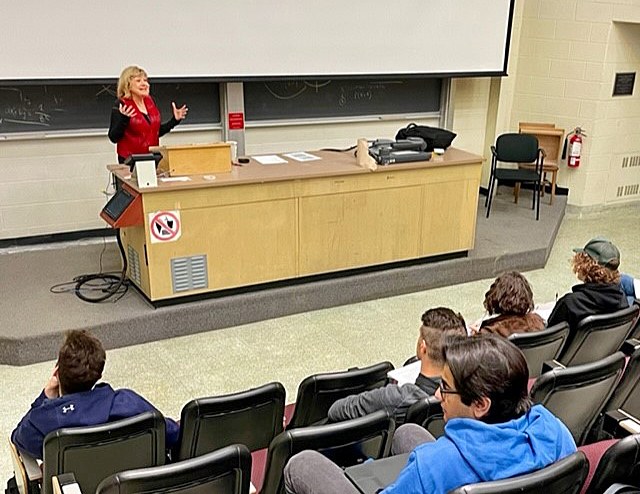 Friday, November 4, 2022 – Senator Diane Bellemare meets with undergraduate students at McGill University in Montréal, Quebec. During the event organized by SENgage, she discussed her experience in provincial and federal politics, as well as the important role that political parties play in Canada’s electoral system.