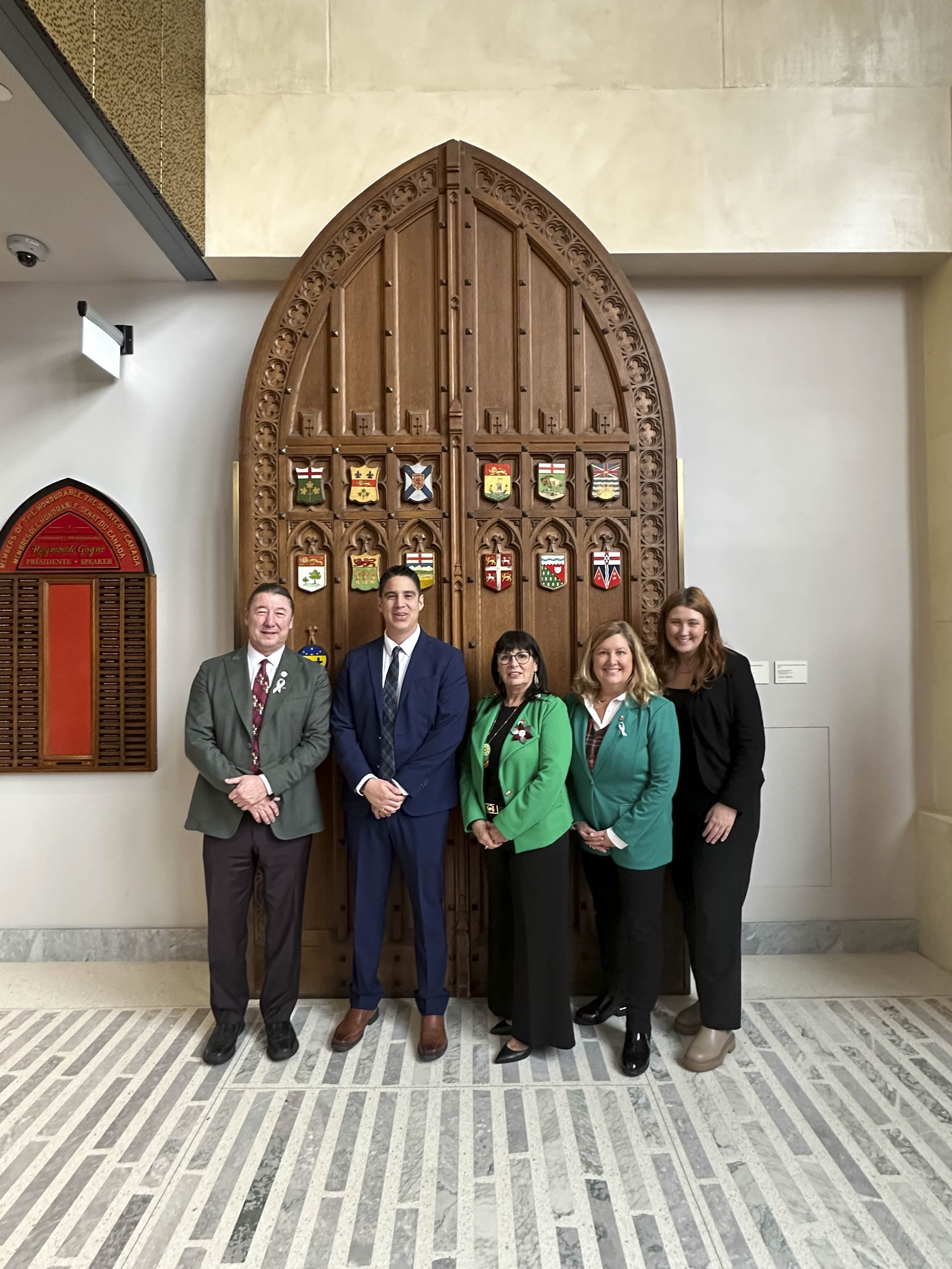 Le jeudi 5 décembre 2024 – Le sénateur Paul Prosper, à gauche, la sénatrice Judy White, troisième à partir de la gauche, et la sénatrice Krista Ross, quatrième à partir de la gauche, accompagnées de Tyler Patles et de Victoria Bruce, de la Première Nation Natoaganeg du Nouveau-Brunswick; visite du Sénat; édifice du Sénat du Canada, Ottawa, Ontario.