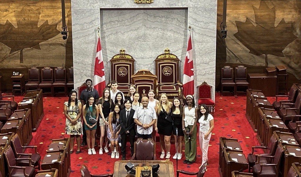 Le samedi 20 juillet 2024 – Le sénateur Andrew Cardozo, au centre, et des étudiants participant au programme Emplois d’été Échanges étudiants du YMCA; édifice du Sénat du Canada, Ottawa, Ontario.