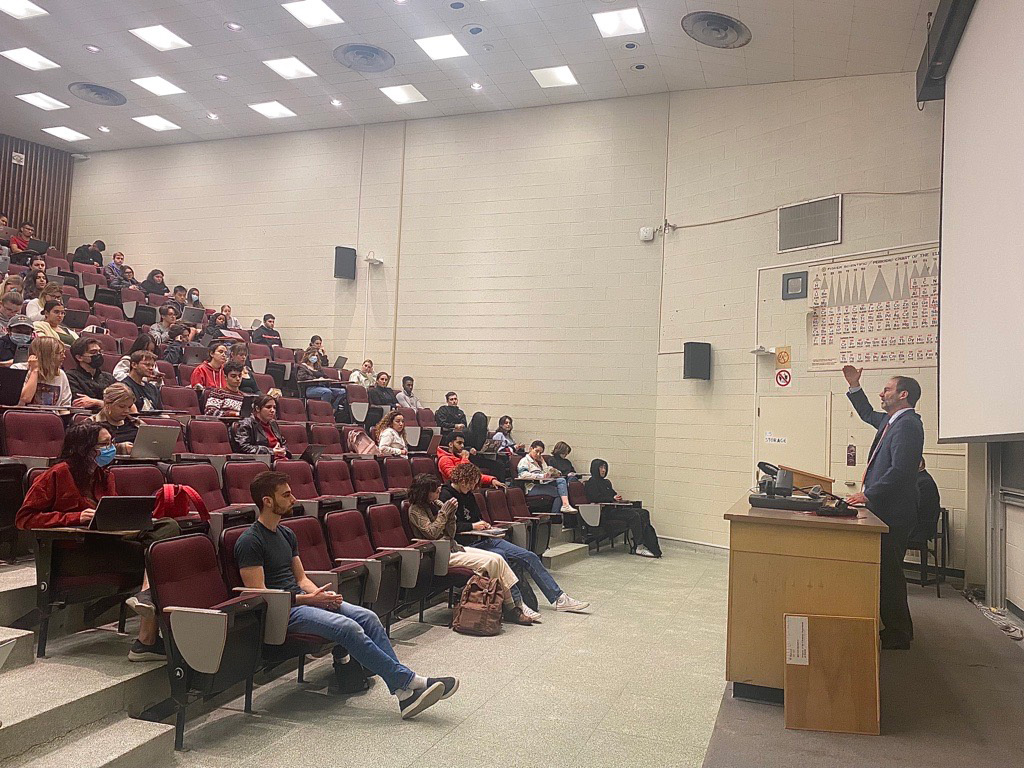 Friday, October 7, 2022 –  Senator Marc Gold meets with undergraduate political science students at McGill University in Montréal, Quebec. He discusses the role of the courts in the judiciary process in Canada, as well as the important role the courts play in shaping Canadian political institutions.