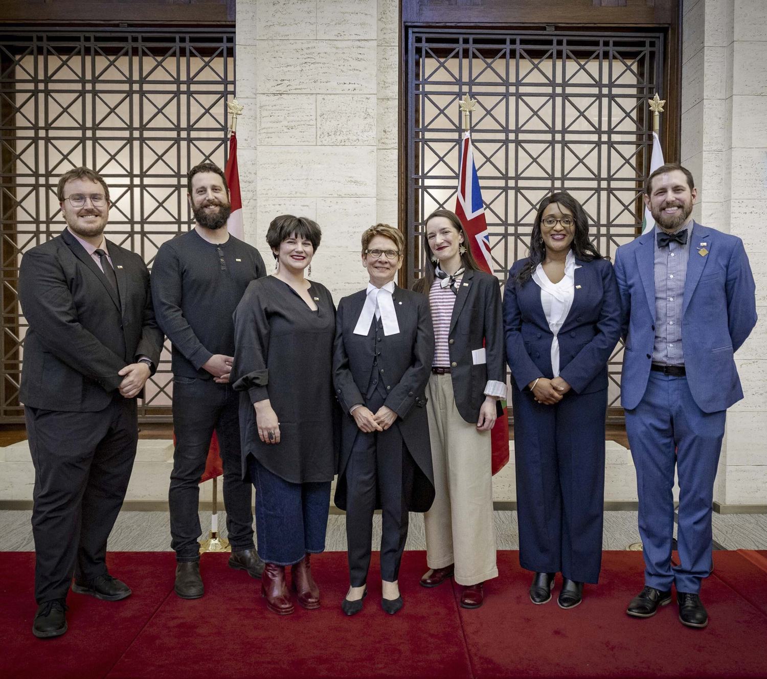 Un groupe de personnes se fait prendre en photo.