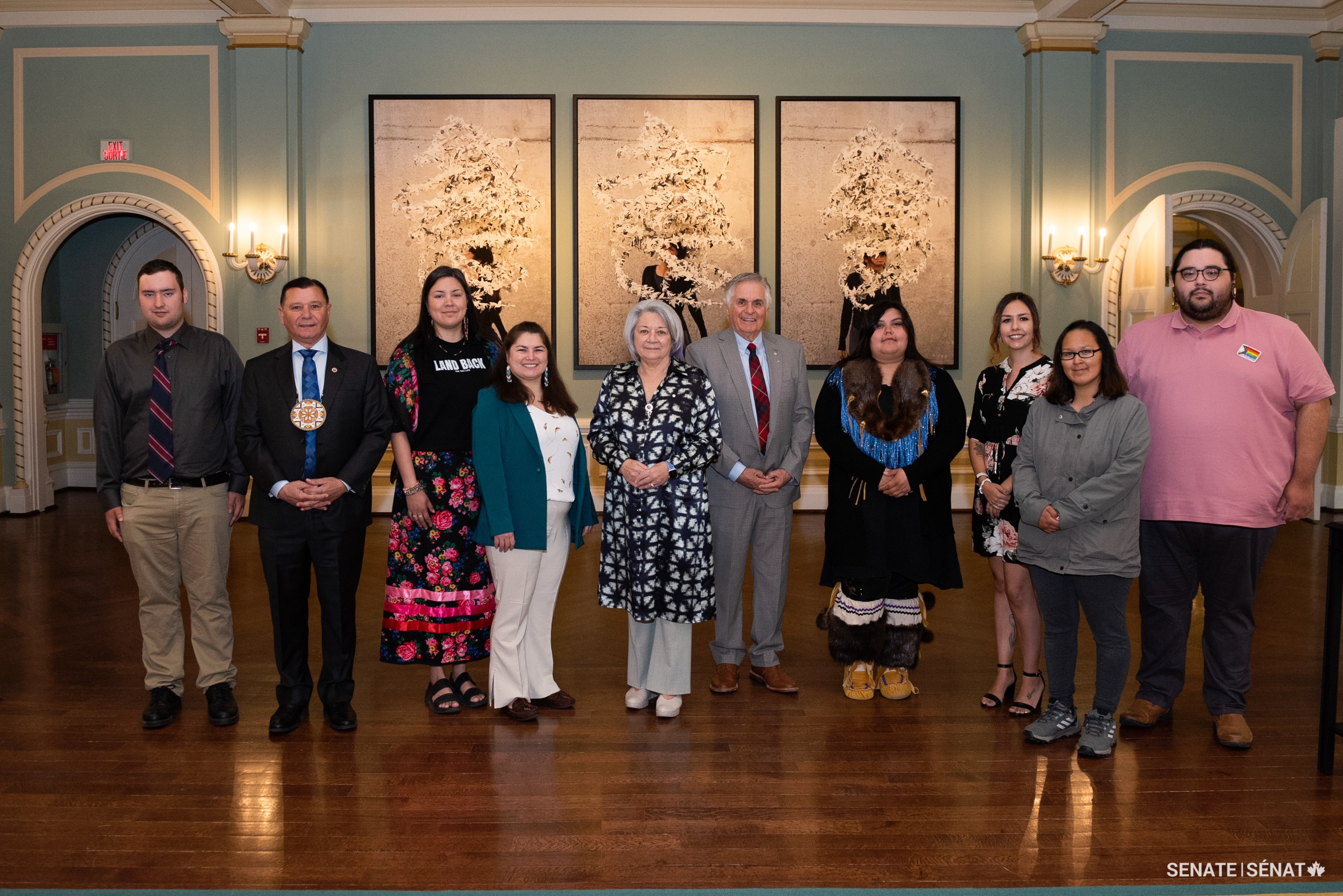 Les participants de Voix de jeunes leaders autochtones 2023, accompagnés du sénateur Brain Francis, rencontrent la gouverneure générale Mary Simon et son mari Whit Fraser, au centre, à Rideau Hall le 6 juin 2023.