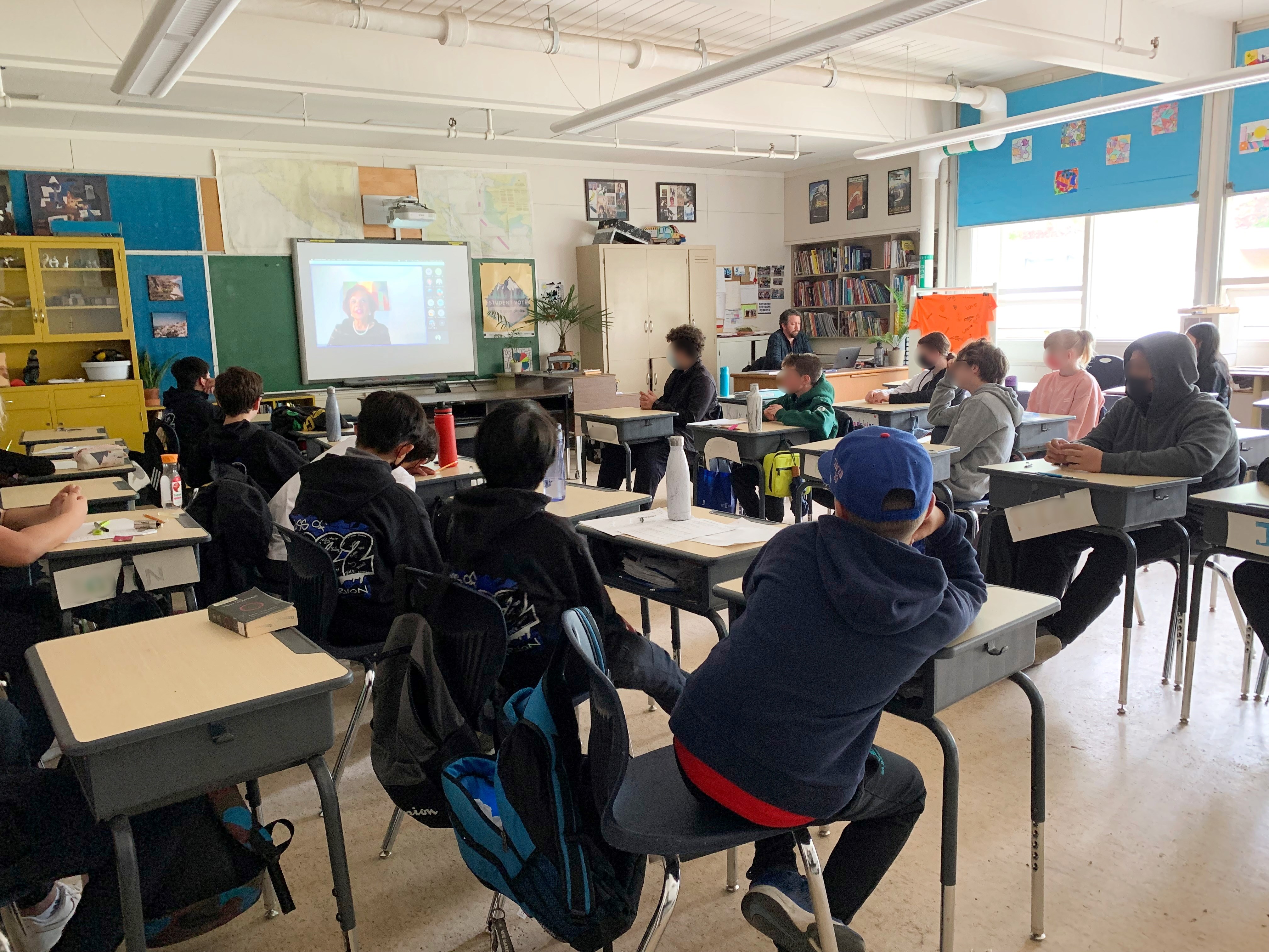 Des élèves de 6e et de 7e année du conseil scolaire de Vancouver écoutent la sénatrice Mobina Jaffer parler de l’importance du Mois du patrimoine asiatique. Les élèves et le personnel ont ensuite participé à une période de questions. (Crédit photo : Conseil scolaire de Vancouver)