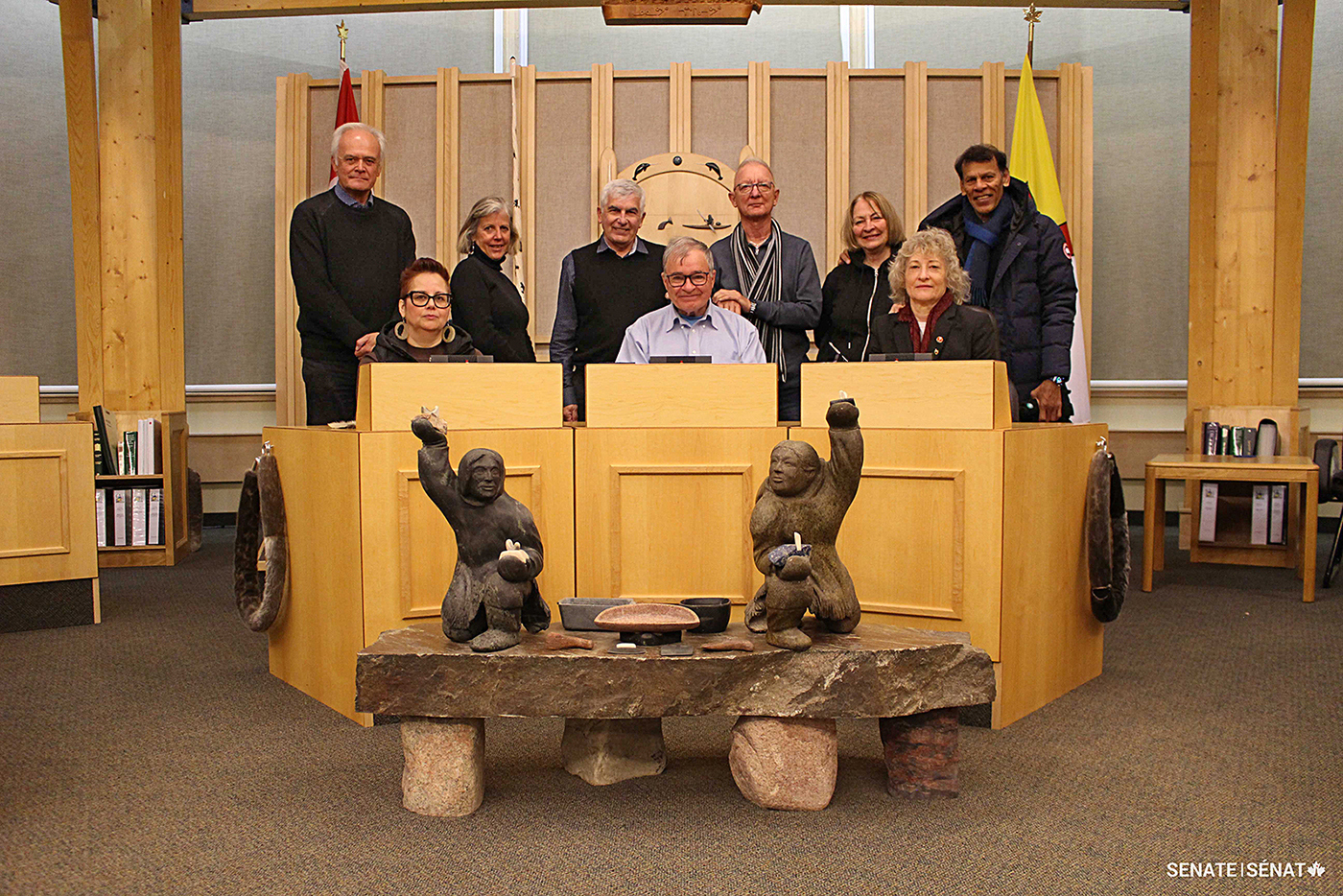 La sénatrice Dasko, deuxième à droite au dernier rang, visite l’Assemblée législative du Nunavut avec des membres du Comité sénatorial de la sécurité nationale, de la défense et des anciens combattants lors d’une mission d’étude dans le Nord en 2022.