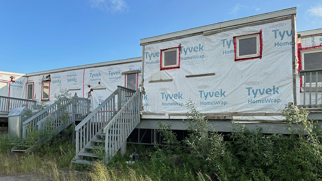 Un complexe de quatre logements en construction à Aklavik, dans les Territoires du Nord-Ouest.