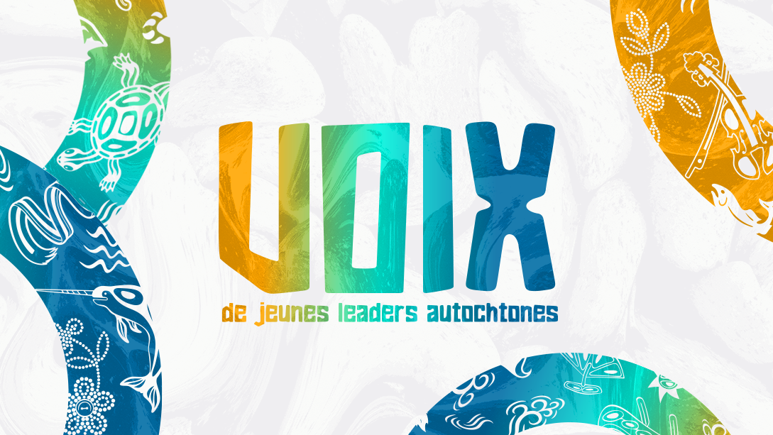 Visuel dans des tons de bleu, de vert et de jaune. Les mots « Voix de jeunes leaders autochtones », accompagnés de symboles autochtones.