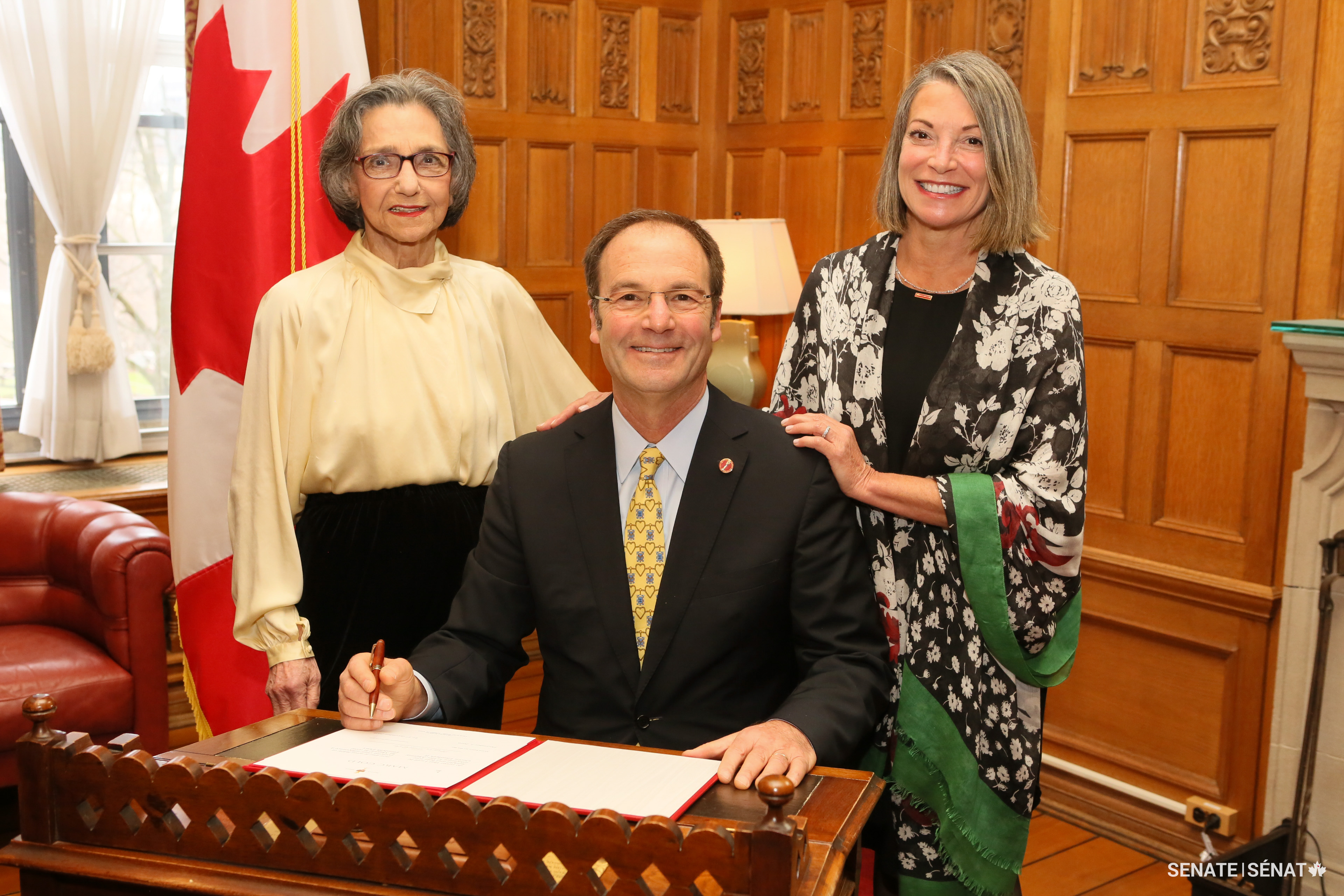 Senator Gold, centre, was supported by his mother Lynn, left, and his wife Nancy when he was sworn into the Senate in 2016.