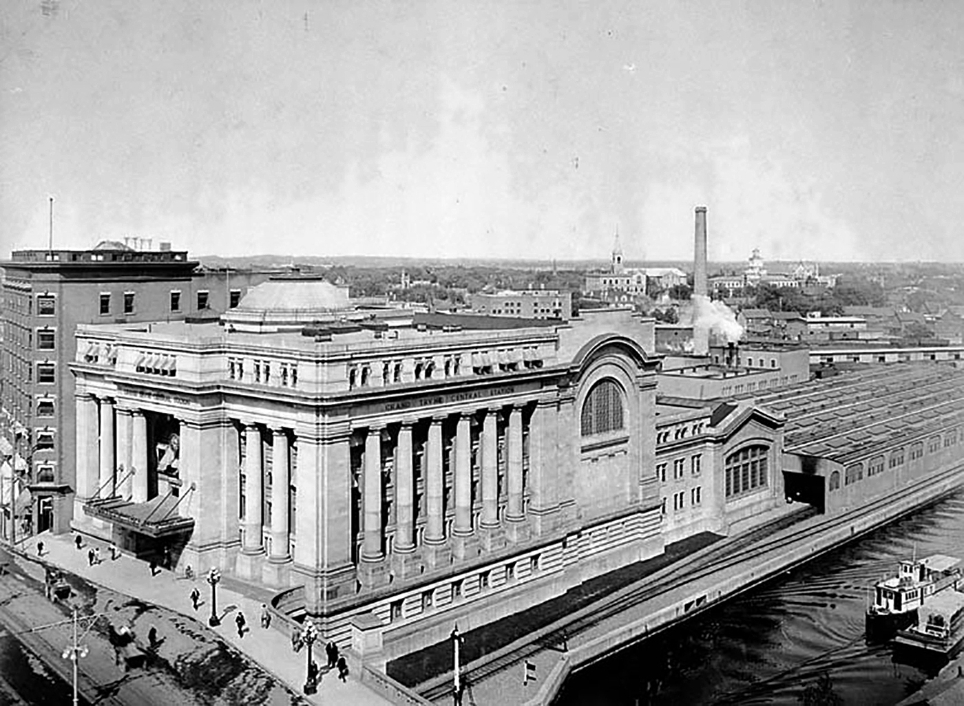 Gare centrale du Grand Trunk à Ottawa, peu après sa construction en 1912. Au premier plan, on peut voir une ligne de chemin de fer qui longeait le canal Rideau vers le nord, puis qui traversait la rivière des Outaouais par le pont Alexandra menant au Québec. (Crédit photo : Bibliothèque et Archives Canada)