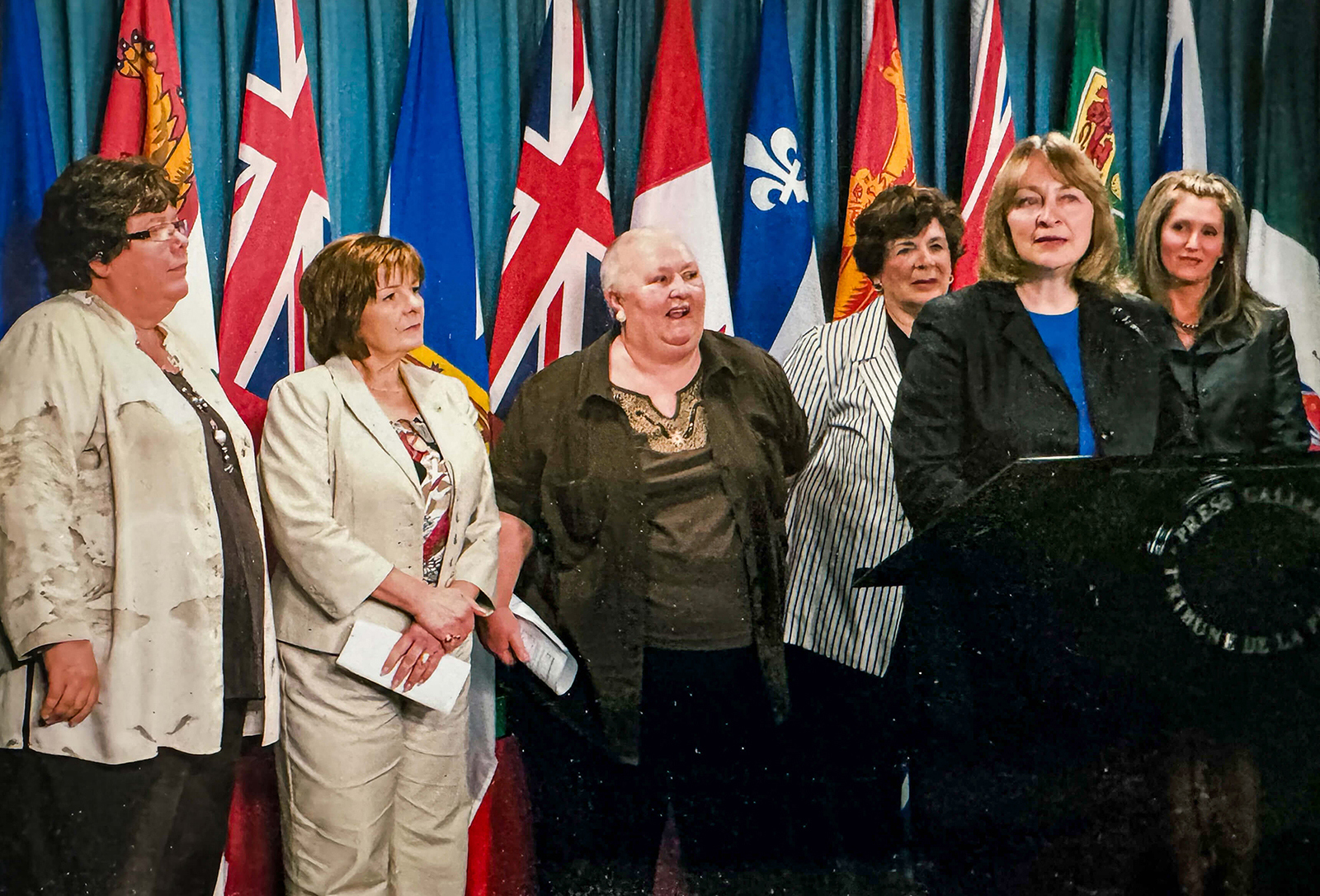 En tant que présidente nationale d’Equal Voice, Donna Dasko a animé une conférence de presse en juin 2009 pour annoncer l’engagement de tous les partis politiques à améliorer la représentation des femmes lors des prochaines élections. Sur la photo figurent également, de gauche à droite, les députées du NPD Libby Davies et Irene Mathyssen, la députée du Bloc québécois Nicole Demers, la députée libérale Anita Neville et la députée conservatrice Helena Guergis, qui occupait alors le poste de ministre d’État à la condition féminine. (Crédit photo : Bureau de la sénatrice Donna Dasko)