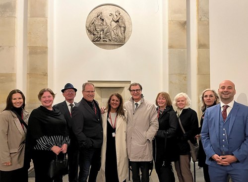 Les sénateurs Pierre-Hugues Boisvenu, Donna Dasko et Rebecca Patterson, poser pour une photo avec les membres de la délégation canadienne à la 69e session annuelle de l’assemblée parlementaire de l’OTAN à Copenhague.