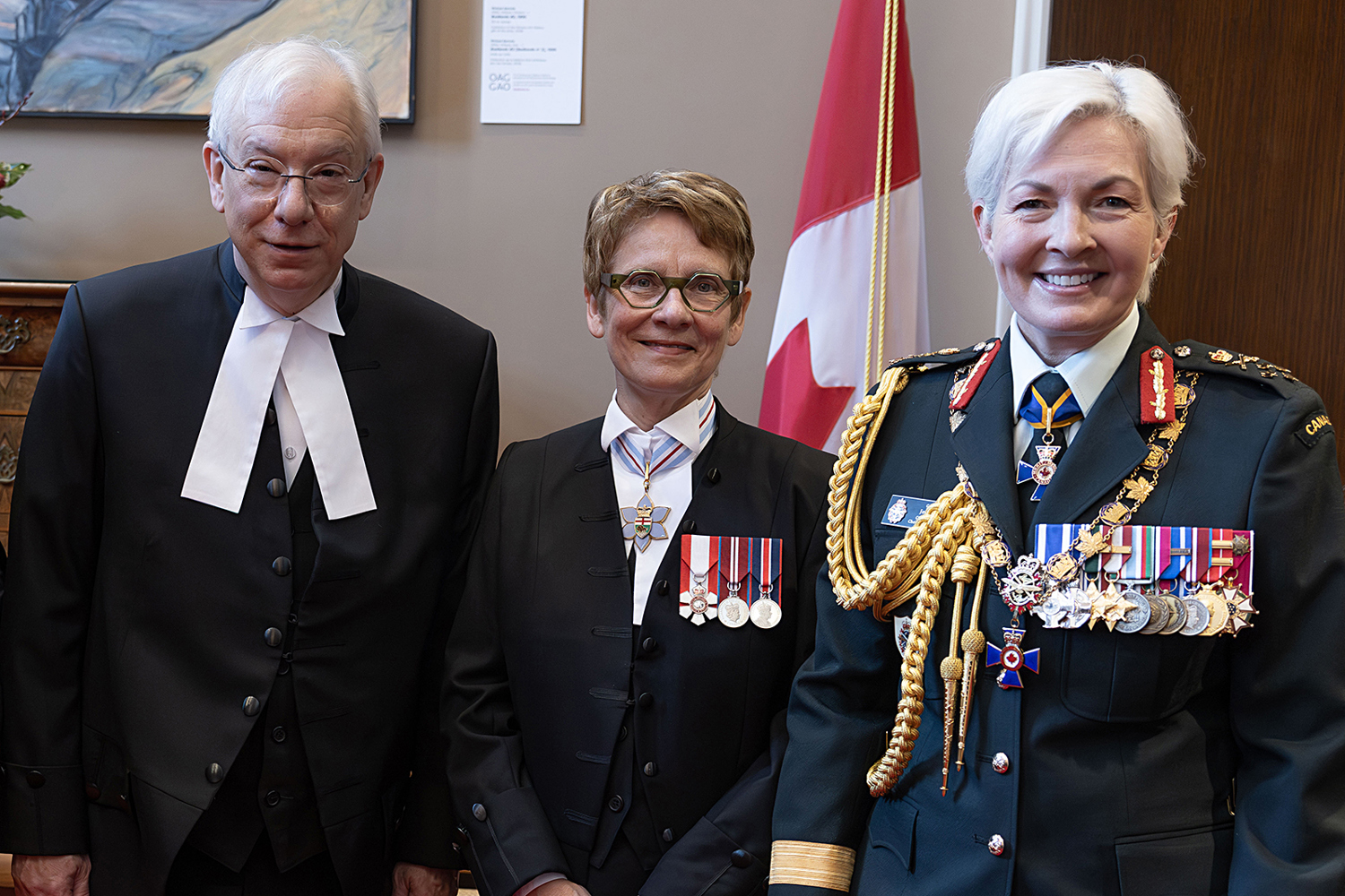 Speaker Gagné, centre, stands with Speaker of the House of Commons Francis Scarpaleggia, left, and Chief of the Defence Staff General Jennie Carignan in the Senate Speaker’s office prior to the ceremony. Gen. Carignan’s presence reflected the governor general’s role as Commander-in-Chief of Canada.