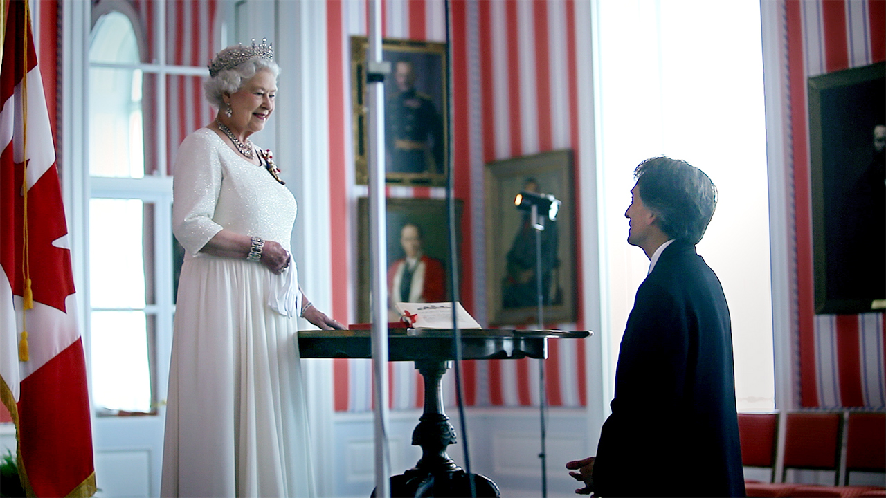 The Queen consults with Mr. Richards during a 2010 photo session at Rideau Hall. (Photo credit: The Portrait, 2012, National Film Board of Canada)