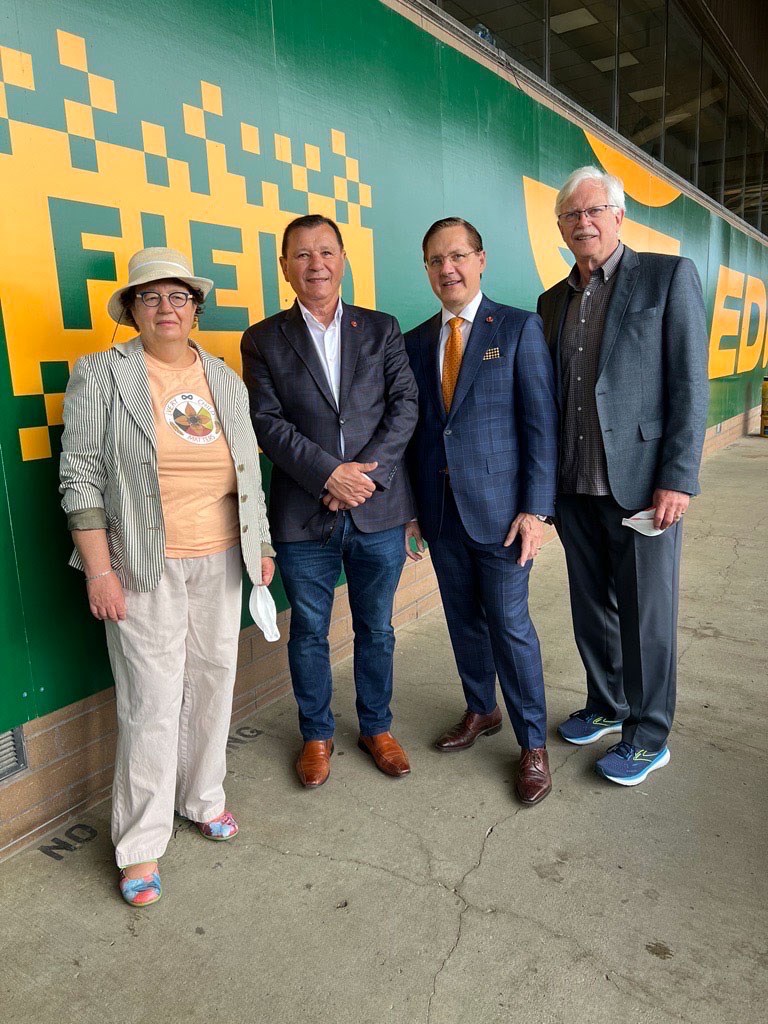 Le mardi 26 juillet 2022 – De gauche à droite, la sénatrice Paula Simons, et les sénateurs Brian Francis, Tony Loffreda et David M. Arnot sont réunis au stade du Commonwealth, à Edmonton, en Alberta. Ils ont assisté à une messe en plein air donnée par le pape François, venu en visite au pays du 24 au 29 juillet 2022 afin de présenter des excuses publiques pour le rôle qu’a joué l’Église catholique dans la gestion des pensionnats et les traumatismes générationnels causés aux Autochtones.