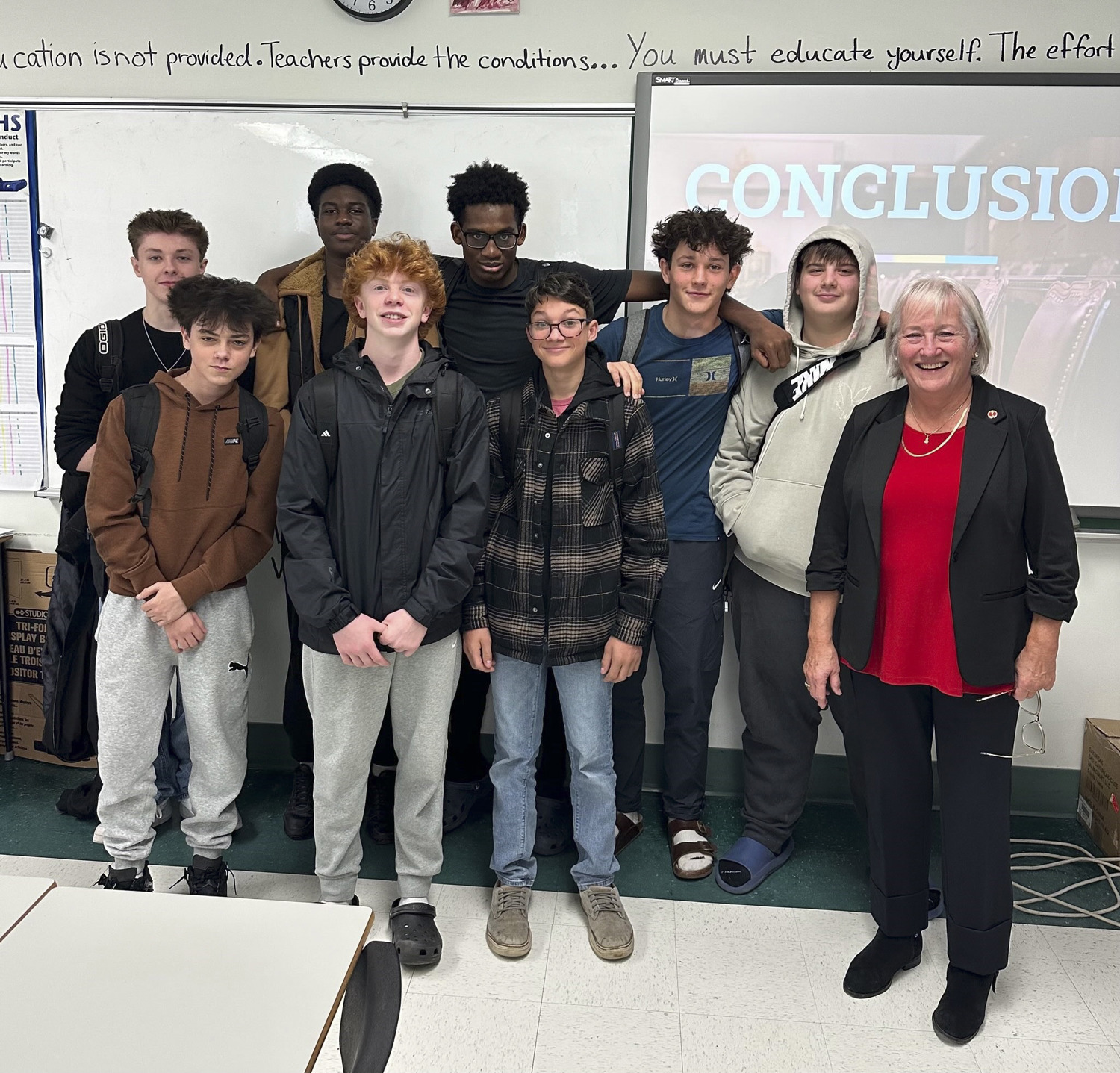 Le jeudi 13 novembre 2025 – La sénatrice Joan Kingston avec des élèves; visite coordonnée par S’ENgage; école secondaire Kennebecasis Valley, Quispamsis, Nouveau-Brunswick.