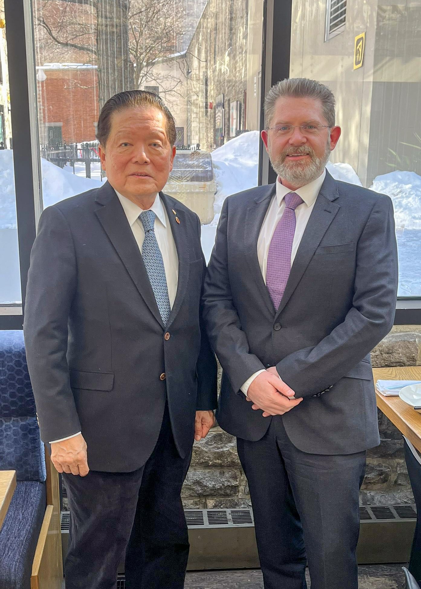 Le sénateur Victor Oh est heureux de rencontrer Scott Ryan, le nouveau haut-commissaire de l’Australie au Canada. Les deux hommes s’étaient déjà croisés au Japon, au Cambodge et en Ouganda, et le sénateur Oh dit avoir hâte de travailler avec le haut-commissaire