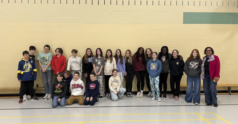 Un groupe de personnes posant pour une photo dans un gymnase.